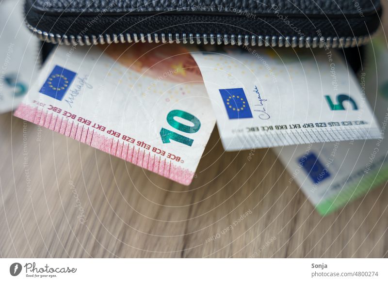 Eine geöffnete Geldbörse mit Euro Geldscheinen Bargeld Einkommen Euroschein kaufen Geldnot Finanzen bezahlen Investition Reichtum sparen inflation Wirtschaft