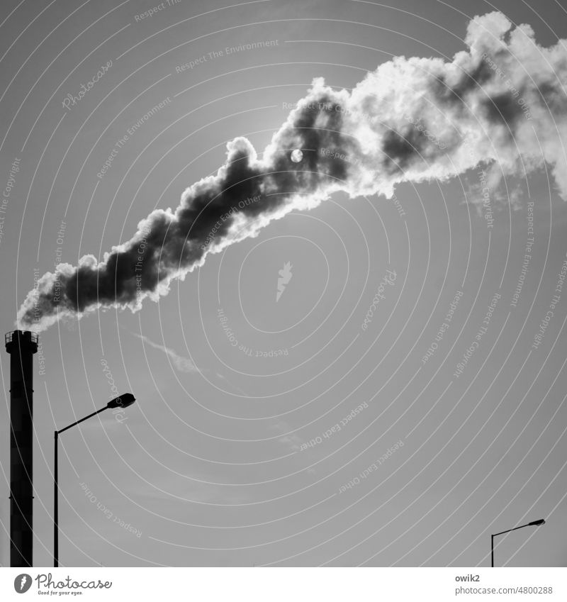 Kettenraucher Emission Schornstein Heizkraftwerk Sonnenlicht Kontrast Energiewirtschaft Wolken dunkel Menschenleer Schwarzweißfoto Industrieanlage