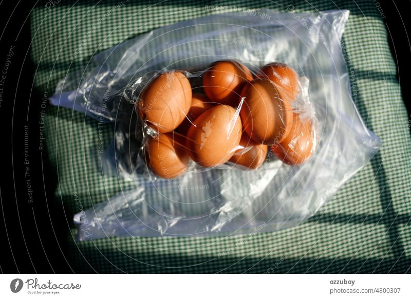 Eier in der durchsichtigen Plastiktüte Kunststoff weiß Tasche Hintergrund organisch Paket Protein Bestandteil braun Nahaufnahme roh Gesundheit Menschengruppe