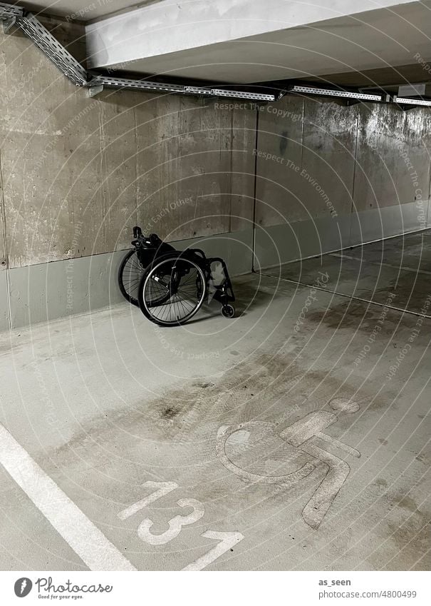 Eingeschränkte Mobilität Rollstuhl Rollstuhlgerecht Rollstuhlfahrer Behinderte Gesundheit Behindertengerecht Zeichen Hinweisschild Parkplatz Mensch Verkehr