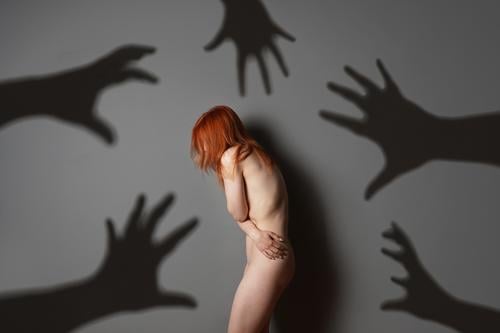 sexuelle Belästigung oder Missbrauch - nackte Frau bedrängt von grabschenden Händen begrabschen Vergewaltigung Junge Frau Gewalt Hand Schatten Angst greifen