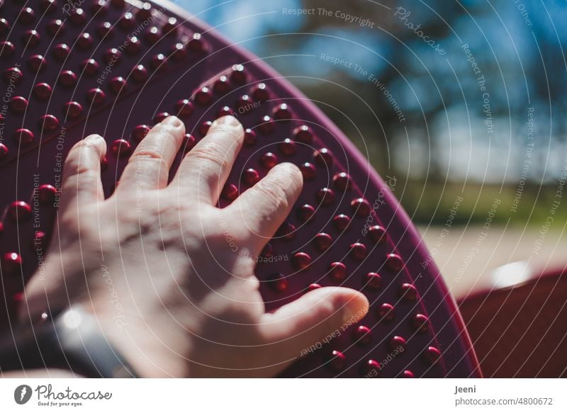 Wahrnehmung in Bewegung sensorisch fühlen berühren Hand Scheibe Noppe Finger Gesundheit Drehscheibe Spielen drehen erkunden spüren Mensch Spielplatz Rotation