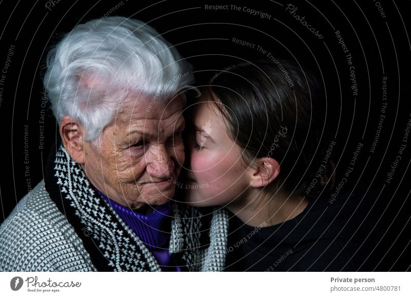 Ältere Frau verbringt schöne Stunden mit ihrer Enkelin Pflege Demenz Lifestyle Älteres Alter ältere Frauen Großmutter Dankbarkeit Nähe Über 90 Jahre Krankheit