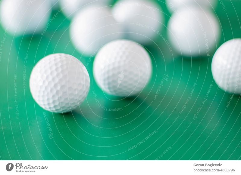Golfbälle auf dem grünen Hintergrund Ball hell kreisen Nahaufnahme Konkurrenz Detailaufnahme Gerät Spaß Spiel Golfball Golfen Hobby Freizeit Objekt eine Spielen