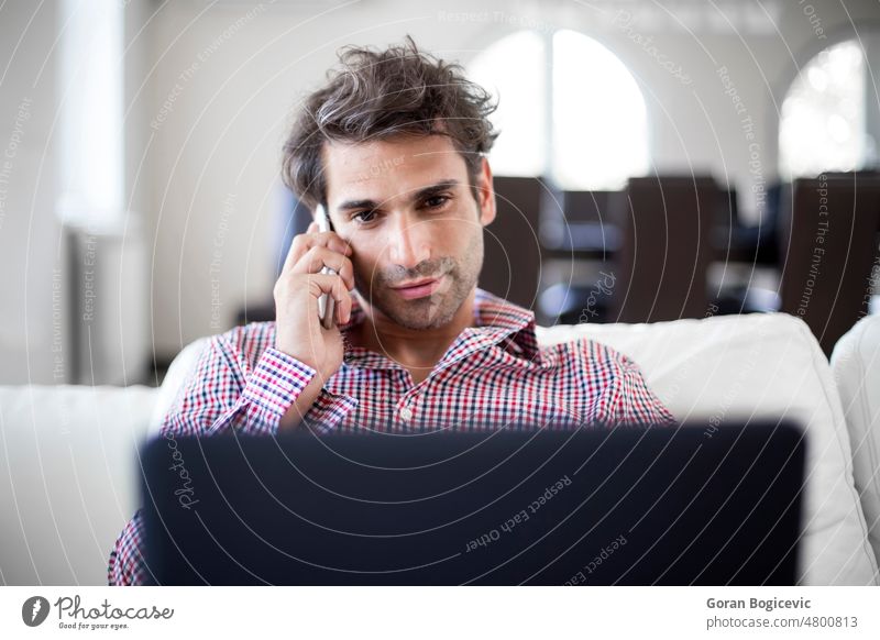 Fleißiger junger Mann Laptop Technik & Technologie gutaussehend Computer attraktiv benutzend Kaukasier Erwachsener Internet lässig Geschäftsmann männlich