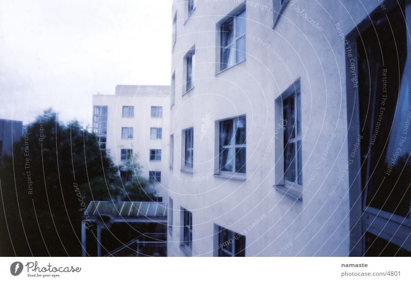 hinterm hotel in berlin Hotel Hotelfenster Fassade Architektur Regen Berlin