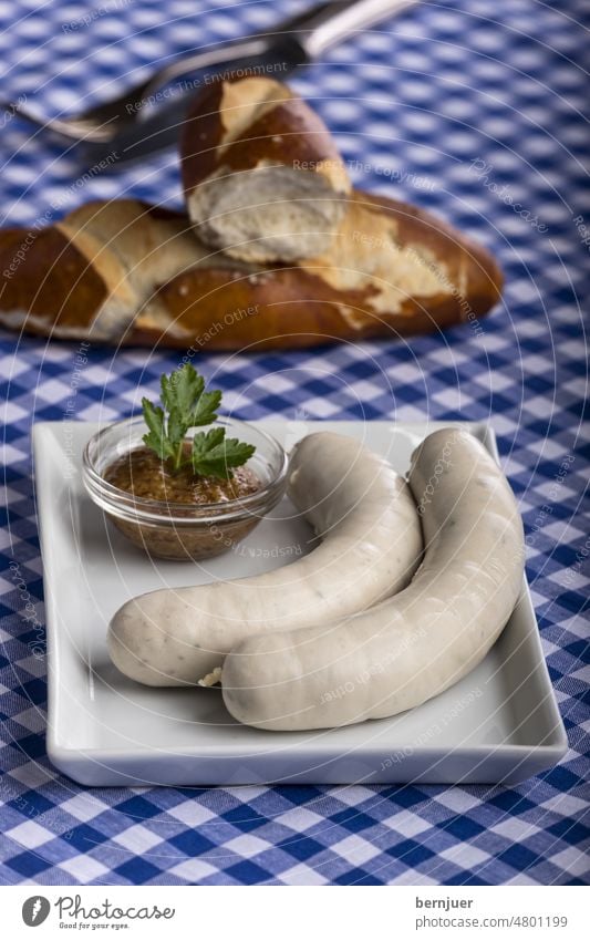 Bayerische Weißwürste auf einem Teller Weißwurst Wurst weiß rechteckig Frühstück Bayern traditionell Mahlzeit Essen Kalbfleisch München bayerisch Oktoberfest