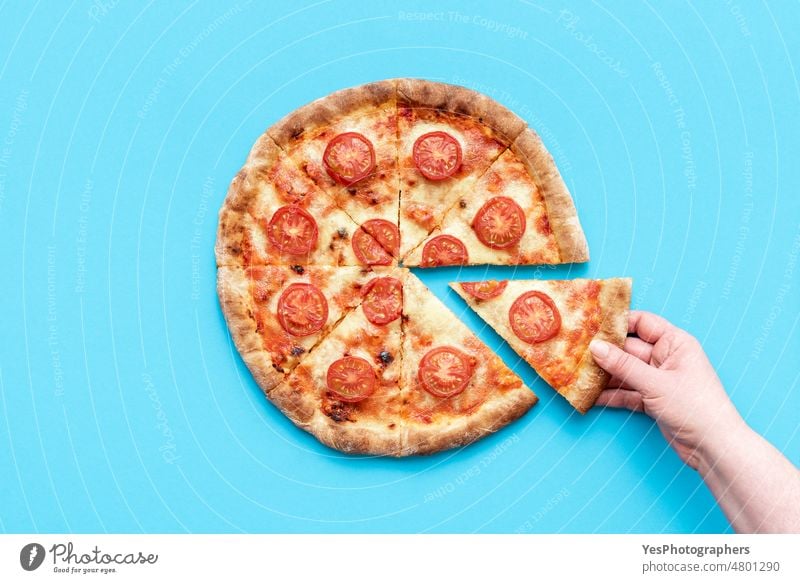 Ein Stückchen Pizza nehmen. Hausgemachte vegetarische Pizza von oben gesehen Hintergrund gebacken blau hell Kohlenhydrate Käse Farbe Kruste Küche geschnitten