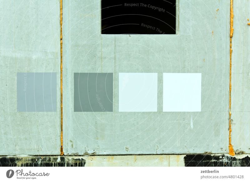 Farbflächen an einem Rohbau farbe farbfläche test farbtest farbmuster grau grautöne unterschied differenz testbild baustelle rohbau hochbau wohnungsbau beton