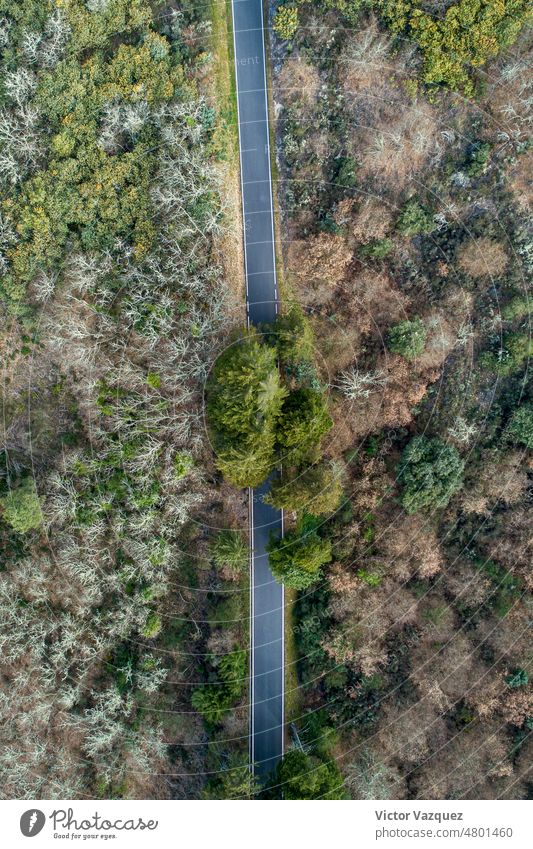 zenithale Luftaufnahme einer asphaltierten Straße an einem Berghang europa Land niemand offene Straße Drohnenansicht Luftbildfotografie langer Weg Berge Top