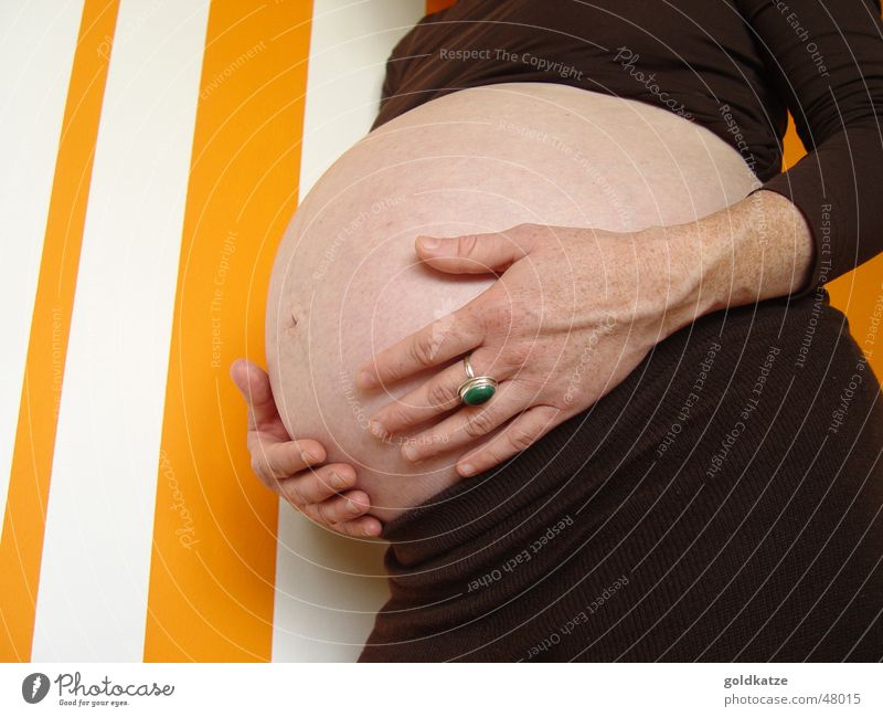 ganz schön schwer Freude Glück Gesundheit feminin Baby Frau Erwachsene Mutter Hand Bauch 1 Mensch 18-30 Jahre Jugendliche berühren tragen warten dick rund