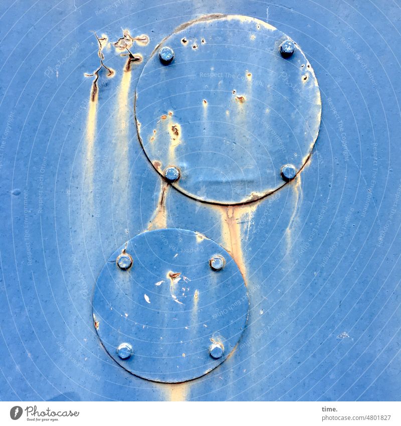 nicht ganz dicht metall blau klappe rund kreis undicht rost nieten rätsel technik funktion einstieg alt historisch Detailaufnahme farbe verlauf Flüssigkeit