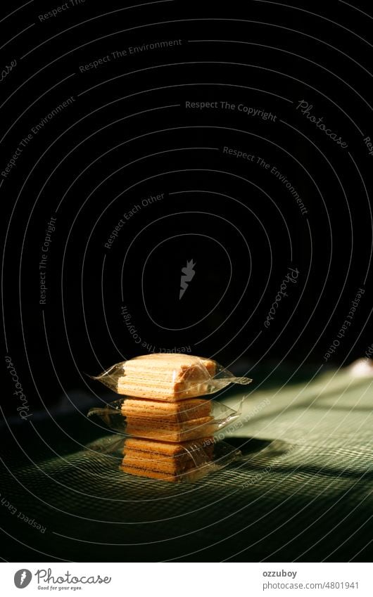 Quadratische Waffelkekse in transparenter Kunststoffverpackung Wafer Lebensmittel Biskuit Keks Dessert Snack Sahne Schokolade Gebäck süß vereinzelt Knusprig