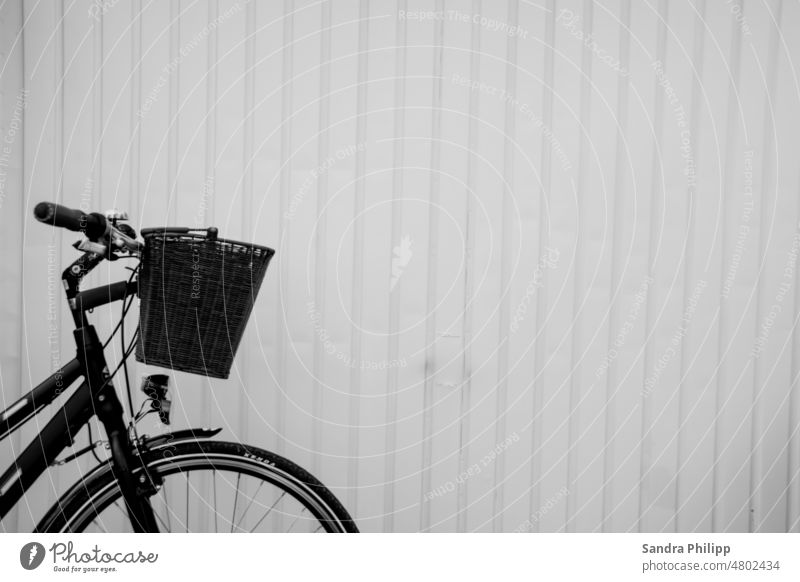 Teilansicht Fahrrad vor einer weissen Wand weisse Wand Minimalismus negative space minimalistisch Strukturen & Formen abstrakt Linie Fassade modern Muster urban