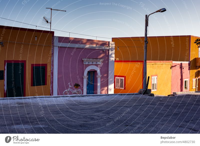 Blick auf das Linosa-Haus Italien Insel farbenfroh farbig Natur Gebäudeaußenseite im Freien Sizilien Tür Land keine Menschen Sicherheit touristisch Landschaft