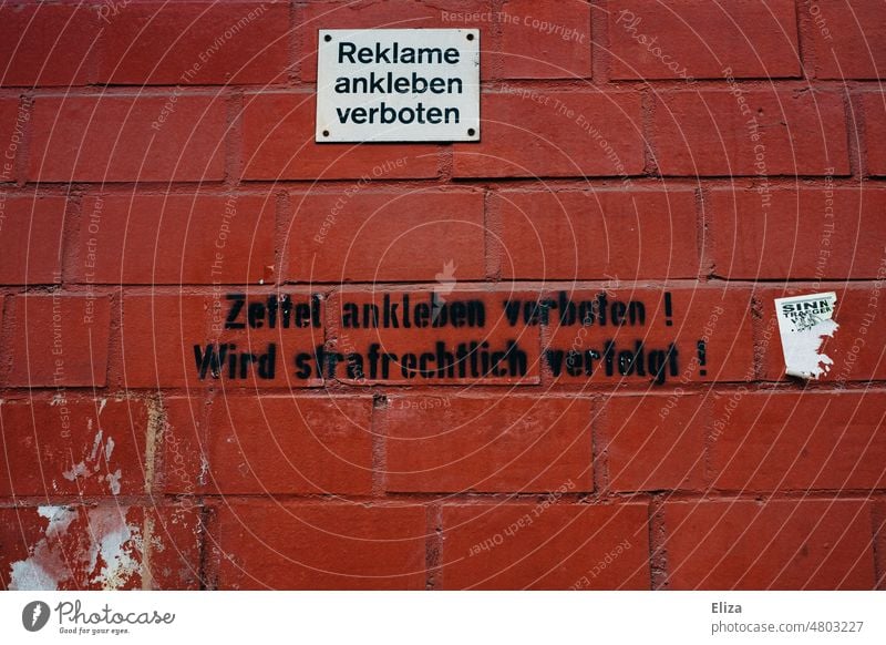 Rote backsteinwand auf der Reklame ankleben verboten geschrieben steht Werbung verboten Wand rot Text Zettel Verbotsschild Hinweis Backsteinwand doppelt Warnung