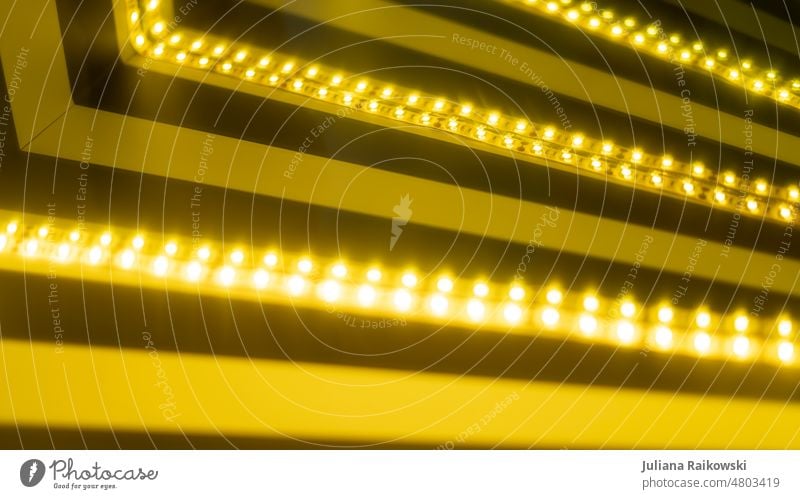 Gelbe LED Lichter in Streifen stimmungsvoll Farbfoto Beleuchtung leuchten Lichterkette Lichterscheinung warm Stimmung Dekoration & Verzierung Studioaufnahme