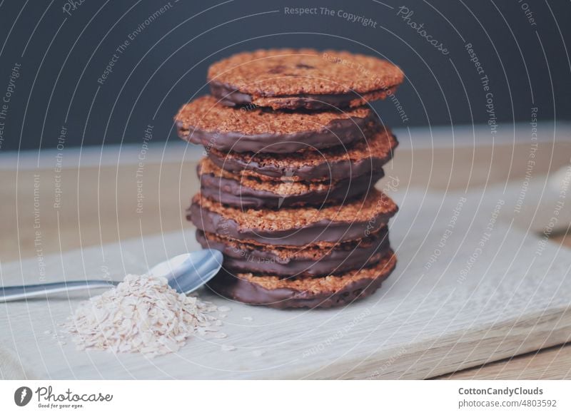 Hausgemachte Schokoladen-Haferflocken-Kekse Cookies selbstgemacht Schokoladenplätzchen Haferflockenplätzchen Lebensmittel Feinschmecker frische Kekse Frühstück