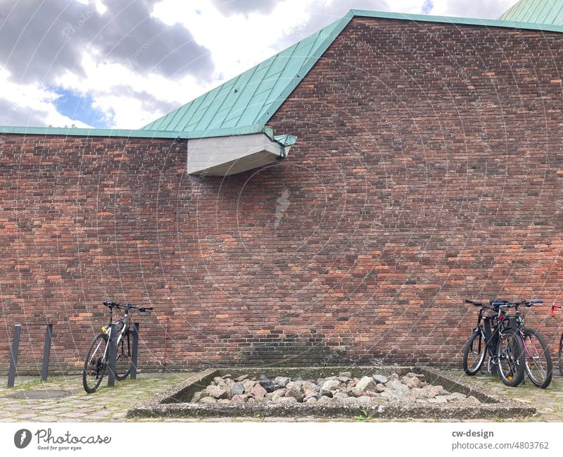 [hansa BER 2022] - Fahrradstellplatz der Akademie der Künste und architektonisches Detail des Gebäudes akademie der künste Hanseatenweg Hansaviertel Berlin