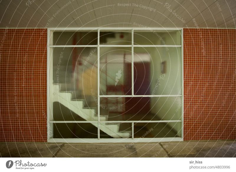 [hansa BER 2022] Inside stairs Treppe Treppenhaus Hansaviertel Stufen Glas Glasfront Fliesen Mosaik rot aufwärts Architektur Beton menschenleer Raum Gebäude