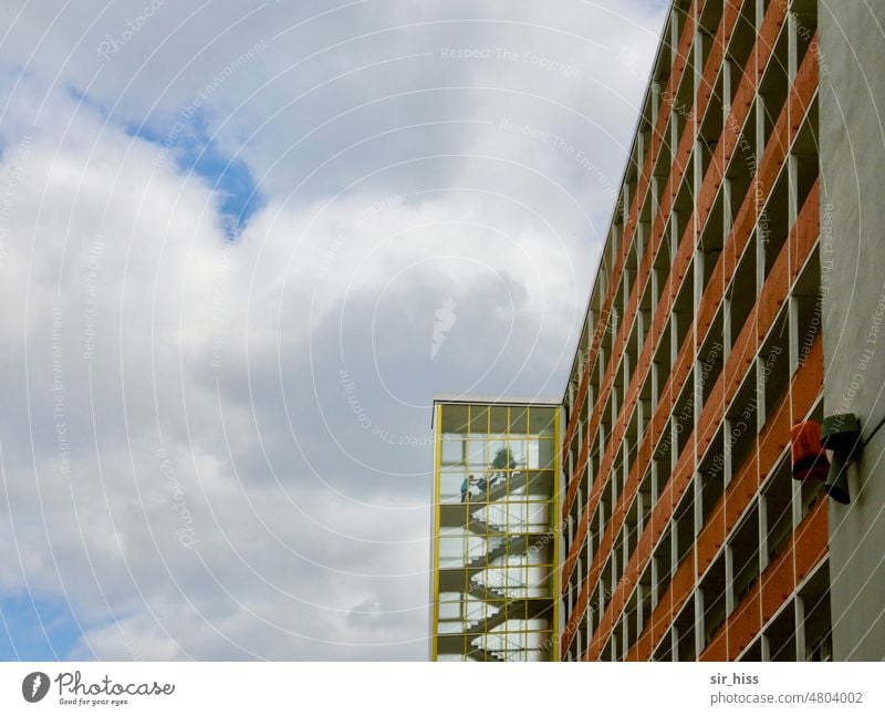 [Hansa BER 2022] Die Palme im Treppenhaus Hochhaus Aufzug Wolken Plattenbau Transport Stufen Glashaus Glaskasten Gebäude Menschenleer abwärts aufwärts