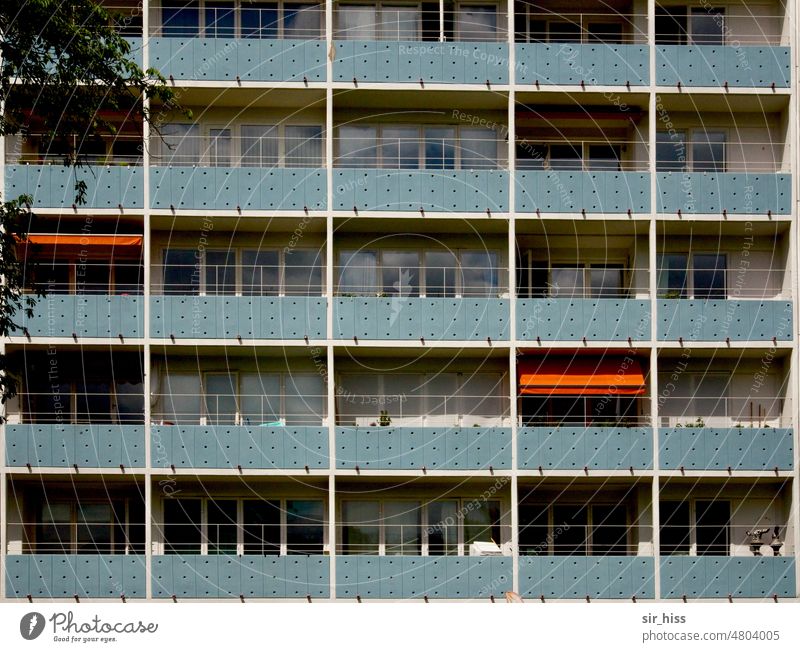 [hansa BER 2022] Ein Stück vom Himmel Markise Balkon Neubau Plattenbau Fenster Bauwerk Brüstung Balkonbrüstung Sonnenschutz Architektur Hansaviertel Tristesse