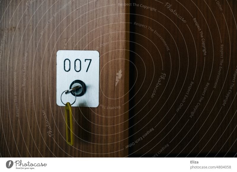 [hansa BER 2022] 007 - Das Schließfach von James Bond. Den Schlüssel ließ er stecken. abschließen Sicherheit Ziffern & Zahlen Nummer braun wegschließen