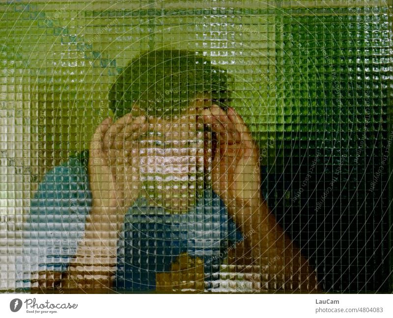 [hansa BER 2022] Mann ohne Durchblick Fensterscheibe Glas Hände Blick durchblicken durchblickend durchsichtig Glasscheibe Treppenhausfenster