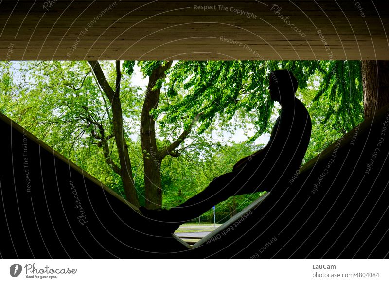 [hansa BER 2022] Schattiges Plätzchen Schatten Umriss Mann dunkel geheimnisvoll sitzen sitzend Ruhe Beton Bäume grün geometrisch Strukturen & Formen Dreieck