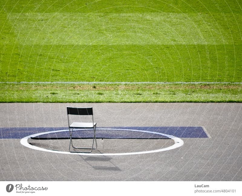 Der perfekte Platz, um eine ruhige Kugel zu schieben Sportplatz Stuhl Rasen Grünfläche Kugelstoßen Kreis Sitzplatz grün Gras Spielfeld Fußballplatz Sportrasen
