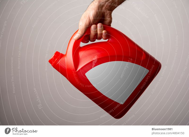 Eine männliche Hand hält eine rote Spülmittelflasche Attrappe Wandel & Veränderung Flasche blanko kennzeichnen Stehen Marke Sauberkeit Container Design