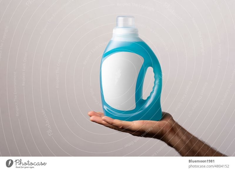 Flüssigwaschmittelflasche an männlicher Hand Attrappe Wandel & Veränderung Flasche blanko kennzeichnen Stehen Marke Sauberkeit Container Design Kunststoff