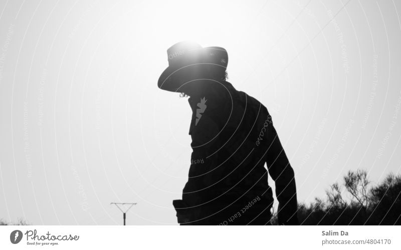 Stilvoller Mann Silhouette unter dem Sonnenlicht gestylt Styler Stile Lebensstil stylisch stilvoller Hintergrund Silhouetten Silhouette Menschen