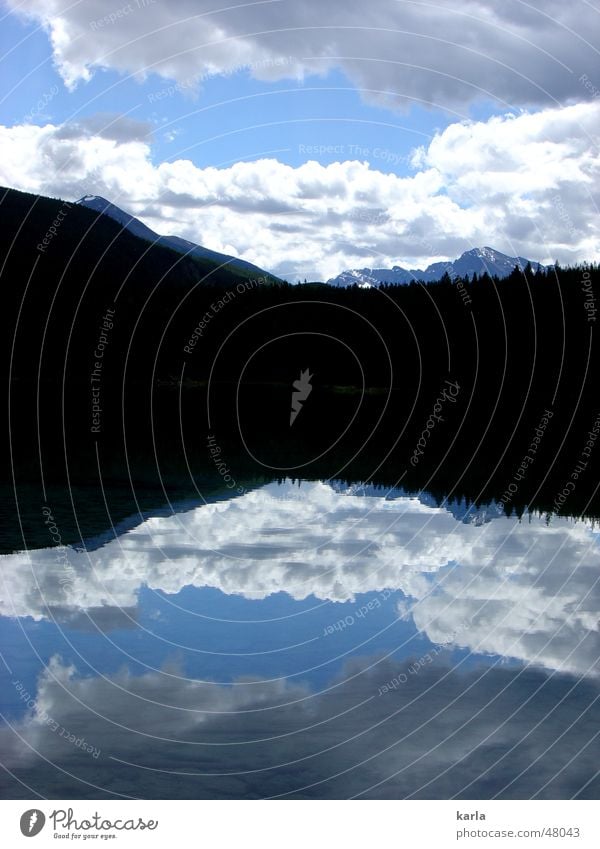 Mal zwei Wolken Wald See Reflexion & Spiegelung weiß türkis Ferien & Urlaub & Reisen ruhig Kanada British Columbia Sommer 2 Berge u. Gebirge Himmel Wasser blau