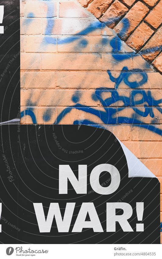 Kein Krieg Poster Plakat Aussage Aufruf Plakatierung Mauer Schriftzeichen Typographie schwarz blau rot Außenaufnahme Tageslicht Farbfoto menschenleer Graffiti