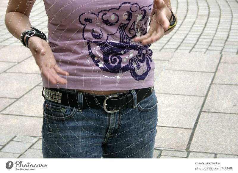 mit händen und füssen Frau Stil Top Hand Gürtel Streetwear Leder erklären Jeanshose T-Shirt Bewegung Niete Stein Pflastersteine Mode