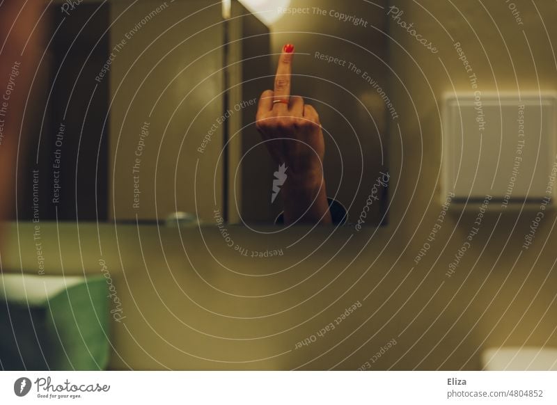 [hansa BER 2022] Frauenhand zeigt Mittelfinger im Spiegel Stinkefinger Spiegelbild Selbsthass Wut Ärger Mensch Aggression Feindseligkeit gereizt