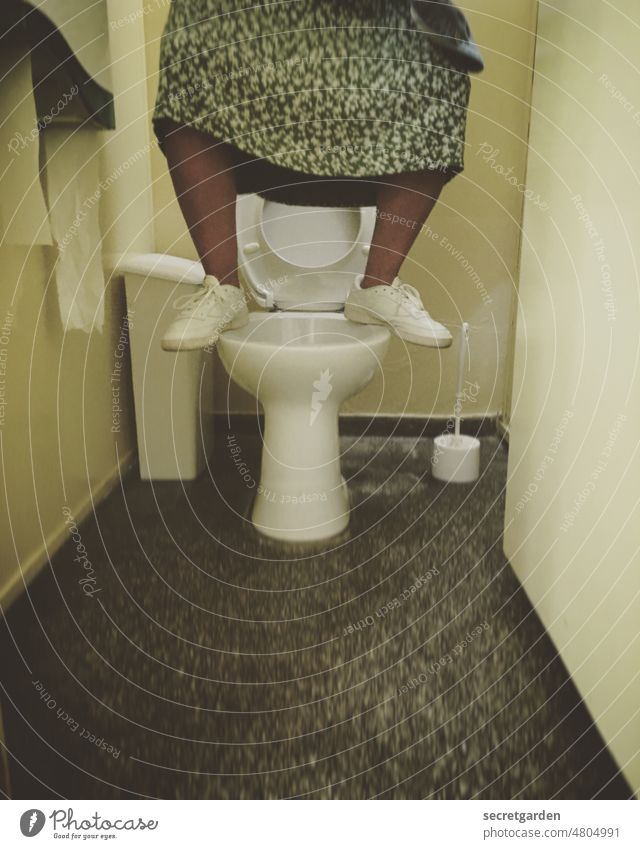[hansa BER 2022] Von der Rolle sein Toilette Klo Beine lustig verrückt Idee phantasie frei Toilettenschüssel WC sanitär Sauberkeit Bad Farbfoto Papier ekelig
