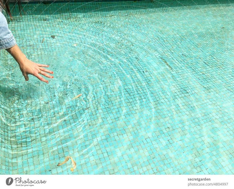 [hansa BER 2022] flüssiger Aggregatzustand Wasser heiss Pool abkühlung abkühlen Hand nass Wellen befeuchten Fliesen klar blau türkis Reaktionen u. Effekte