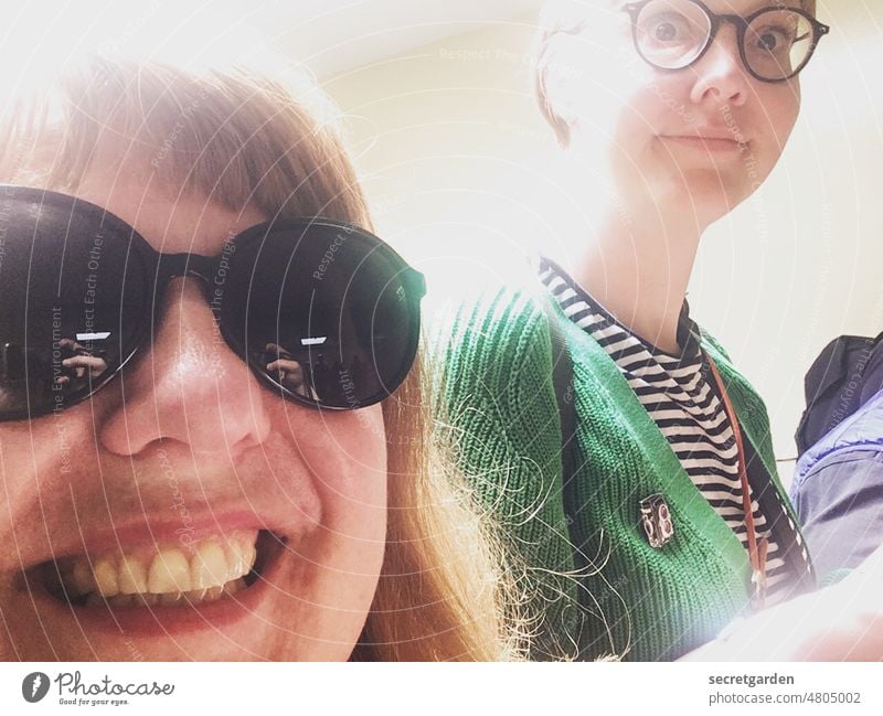 myself | [hansa BER 2022] Glücksüberbringer Mädel Freunde Brille Sonnenbrille Lachen Spass Gesicht lachen grinsen lustig Porträt Frau Mensch Haare & Frisuren