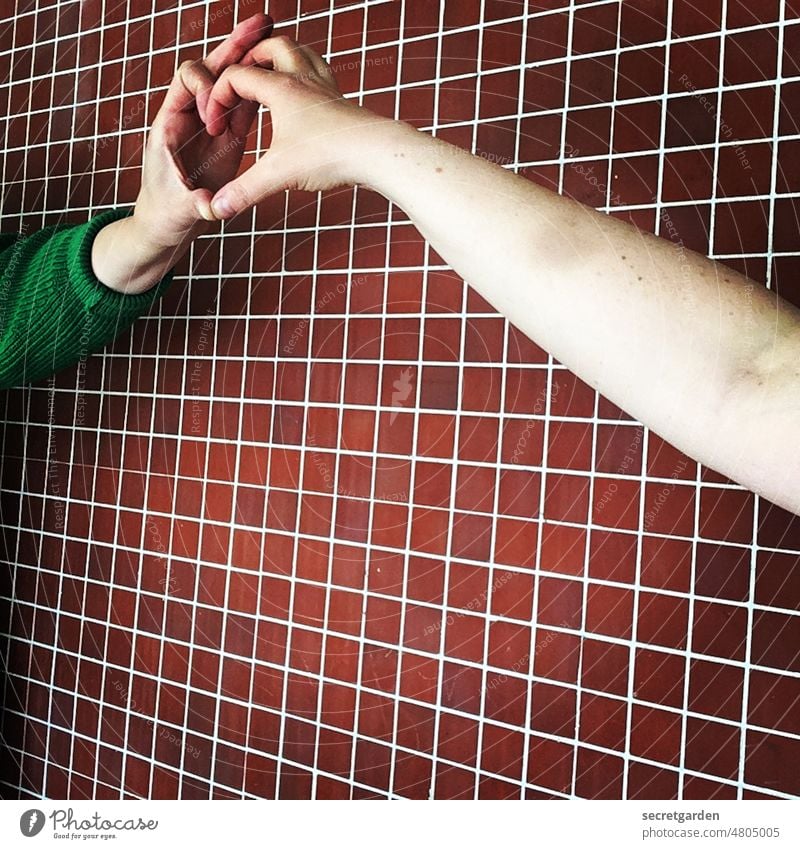 [hansa BER 2022] Love is everywhere Hand Herz Wand Fliesen rot grün kitschig Gefühle emoji Zeichen Symbole & Metaphern Romantik Liebe Verliebtheit Valentinstag
