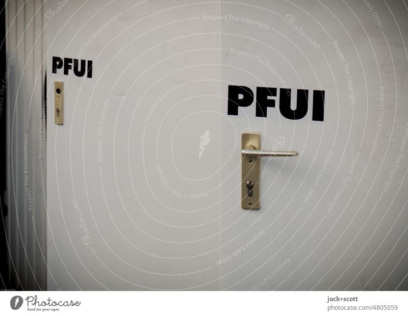 PFUI klebt an jeder Tür Straßenkunst Wort Röhren Deutsch Aufkleber Großbuchstabe Typographie Hintergrund neutral Detailaufnahme Schriftzeichen Beschriftung
