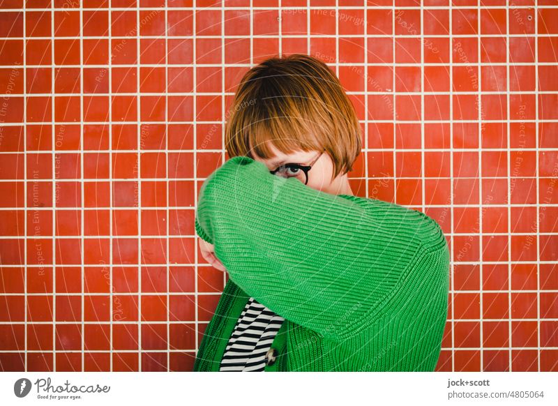 [hansa BER 2022] jetzt mal Farbe bekennen Frau Porträt verbergen verstecken Blick in die Kamera rot grün Kontrast Erwachsene Körperhaltung Brille Wand feminin