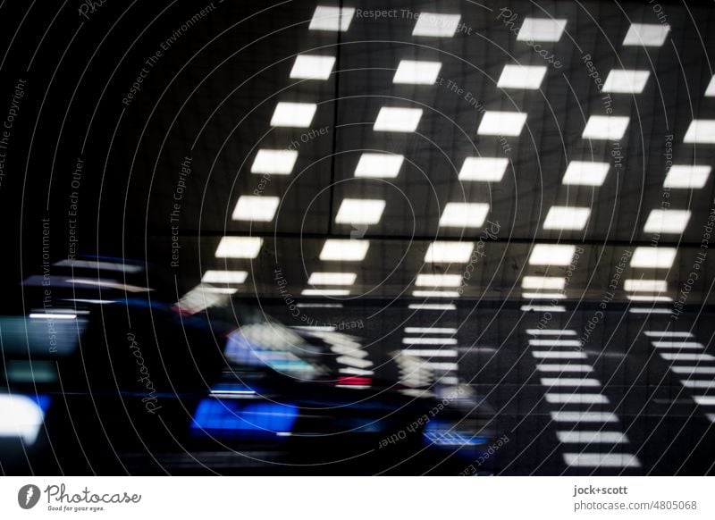 Neue Mobilität im Lichtspiel Tunnel Auto Verkehrsmittel Verkehrswege PKW fahren Bewegungsunschärfe Straße Lichtstreifen Architektur modern Stil Lichteinfall