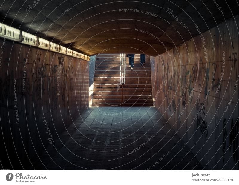 eine Treppe, ein Lichterspiel und ein Weg Tunnelblick Untergrund Architektur Strukturen & Formen Wege & Pfade Unterführung Beleuchtung Kunstlicht Symmetrie