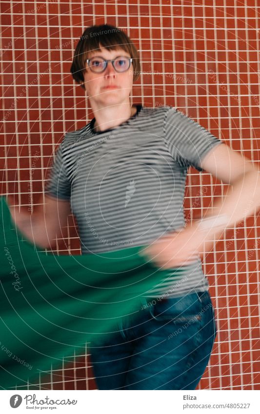 [hansa BER 2022] Ernst guckende Frau in Bewegungsunschärfe vor roter Wand ernst Grün gehetzt Porträt Brille Mensch Erwachsene gestreift verschwommen Unschärfe