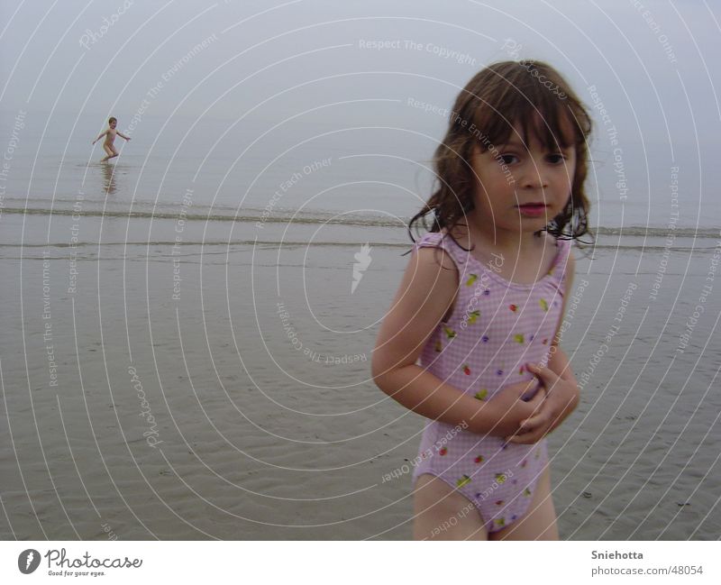 Freude im Hintergrund Kind Meer Strand Mädchen frieren hüpfen