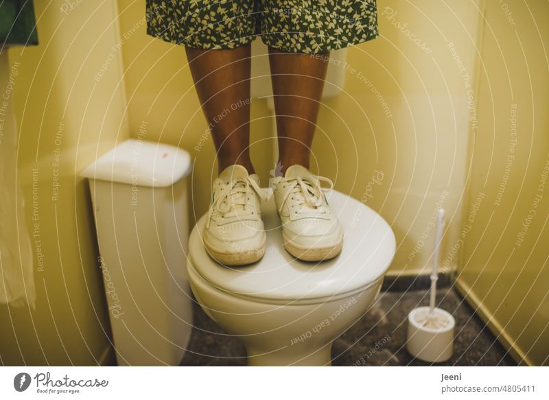 [hansa BER 2022] Manchmal stehen auch Frauen auf der Toilette Klo Stehklo weiblich klodeckel ungewöhnlich skurril witzig Füße Beine Damentoilette Schuhe Rock