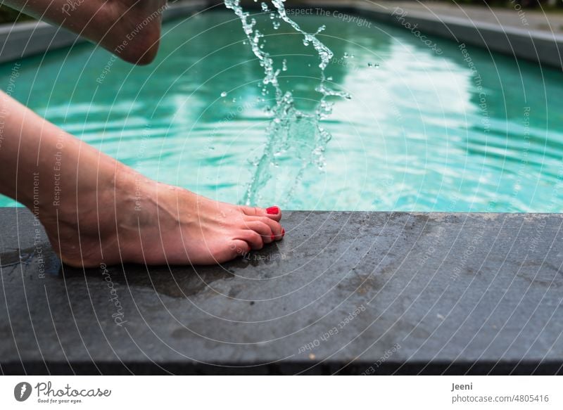 [hansa BER 2022] Kleine Abkühlung für die Füße Fuß Beine Zehen Barfuß Frau Nagellack feminin lackiert nackt rot grün farbig Pediküre schön türkis Mensch Wasser