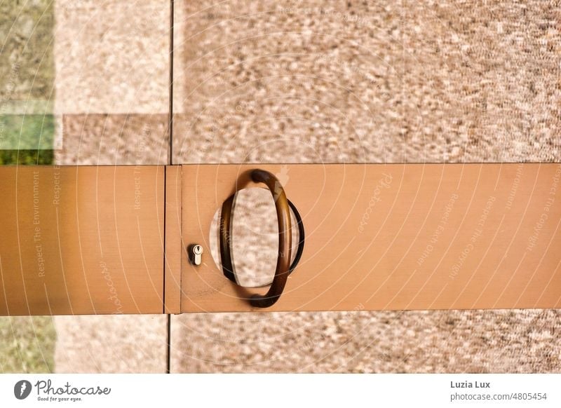 Ein großer runder Türgriff, schöne Farben in Licht Kratzer Metall Detailaufnahme Strukturen & Formen Sicherheit geschlossen Eingang Griff Türschloss Schloss